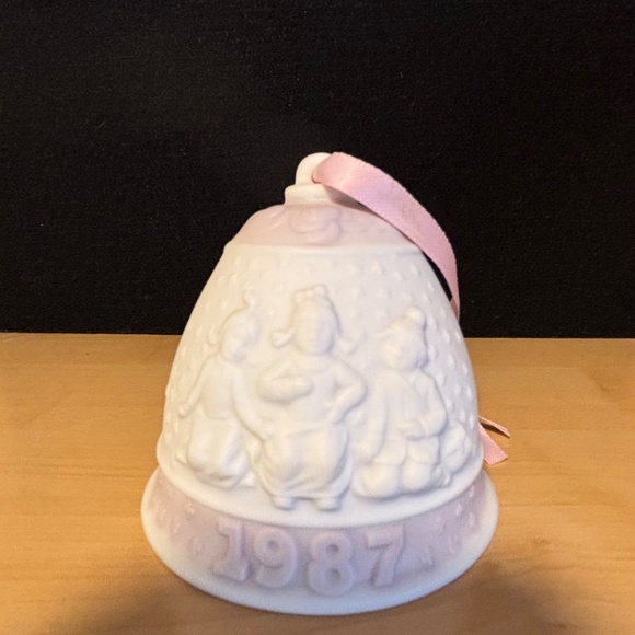 Lladro 1987 Annual Christmas Bell - Picture 1 of 2